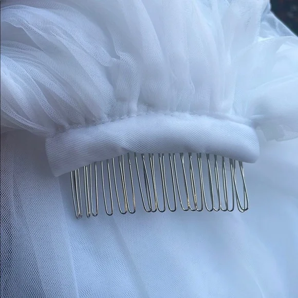 Elegant White Cathedral Veil - Picture 4 of 4